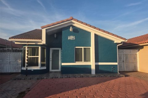 Casa en venta en Hialeah, Florida, 3 dormitorios, 108.7 m2 № 2003784 - foto 1