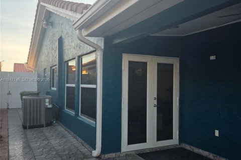 Casa en venta en Hialeah, Florida, 3 dormitorios, 108.7 m2 № 2003784 - foto 2