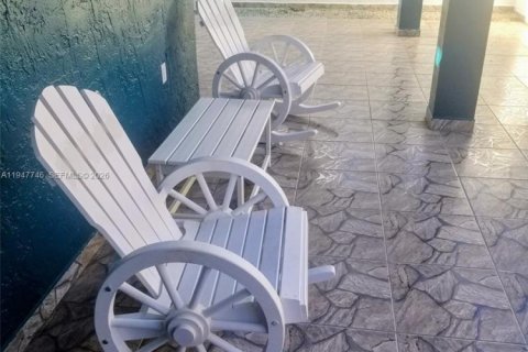 Casa en venta en Hialeah, Florida, 3 dormitorios, 108.7 m2 № 2003784 - foto 3