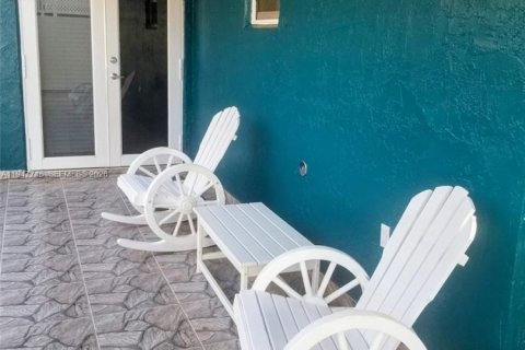 Casa en venta en Hialeah, Florida, 3 dormitorios, 108.7 m2 № 2003784 - foto 4