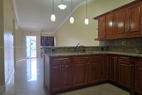 Casa en venta en Hialeah, Florida, 3 dormitorios, 108.7 m2 № 2003784 - foto 6