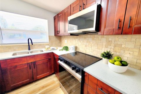 House in Clearwater, Florida 3 bedrooms, 124.3 sq.m. № 1803154 - photo 10