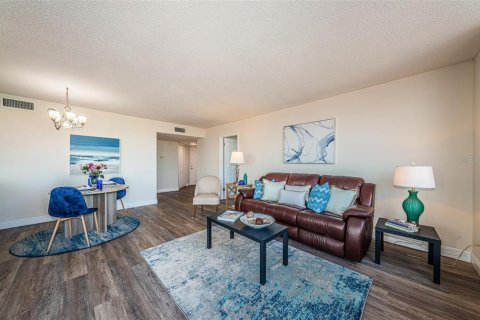 Condo in Saint Petersburg, Florida, 2 bedrooms  № 1723394 - photo 11