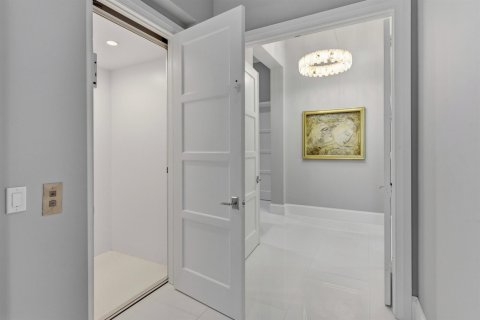 House in Boca Raton, Florida 5 bedrooms, 592.72 sq.m. № 2175921 - photo 22