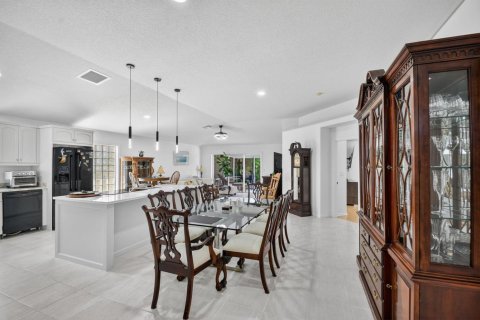 House in Riviera Beach, Florida 3 bedrooms, 146.41 sq.m. № 2185064 - photo 6