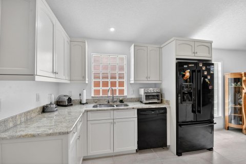House in Riviera Beach, Florida 3 bedrooms, 146.41 sq.m. № 2185064 - photo 13