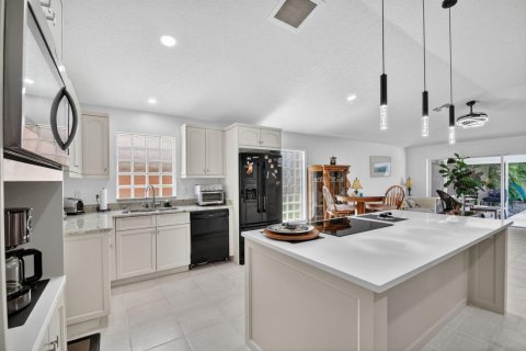 House in Riviera Beach, Florida 3 bedrooms, 146.41 sq.m. № 2185064 - photo 14