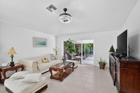 House in Riviera Beach, Florida 3 bedrooms, 146.41 sq.m. № 2185064 - photo 15