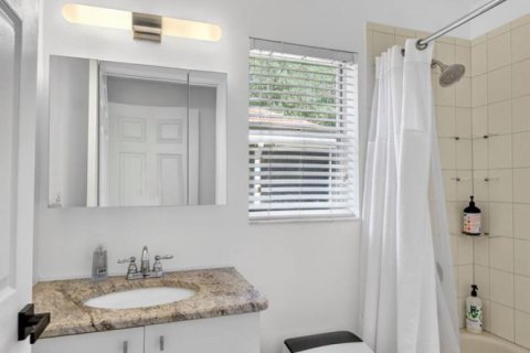 House in Riviera Beach, Florida 3 bedrooms, 146.41 sq.m. № 2185064 - photo 29