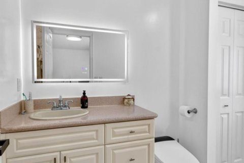 House in Riviera Beach, Florida 3 bedrooms, 146.41 sq.m. № 2185064 - photo 23