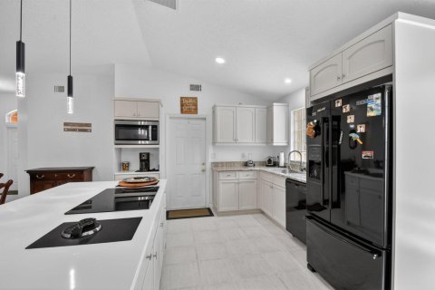 House in Riviera Beach, Florida 3 bedrooms, 146.41 sq.m. № 2185064 - photo 10