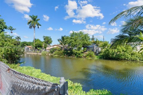 Immobilier commercial à vendre à Hallandale Beach, Floride: 177.26 m2 № 2423345 - photo 4