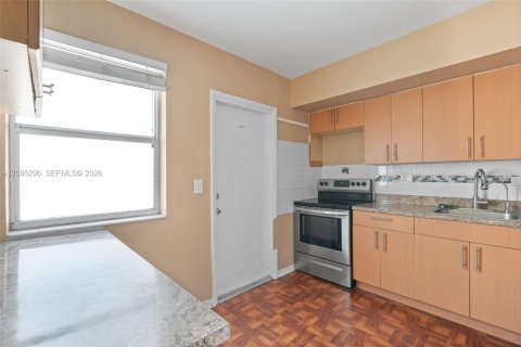 Immobilier commercial à vendre à Hallandale Beach, Floride: 177.26 m2 № 2423345 - photo 9