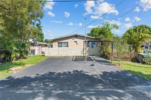 Immobilier commercial à vendre à Hallandale Beach, Floride: 177.26 m2 № 2423345 - photo 2
