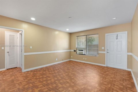 Immobilier commercial à vendre à Hallandale Beach, Floride: 177.26 m2 № 2423345 - photo 12