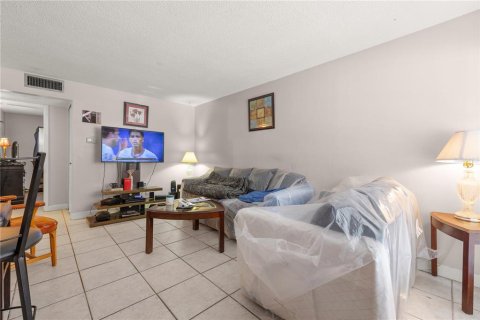 Commercial property in Saint Petersburg, Florida 12 bedrooms, 508.92 sq.m. № 2318862 - photo 12