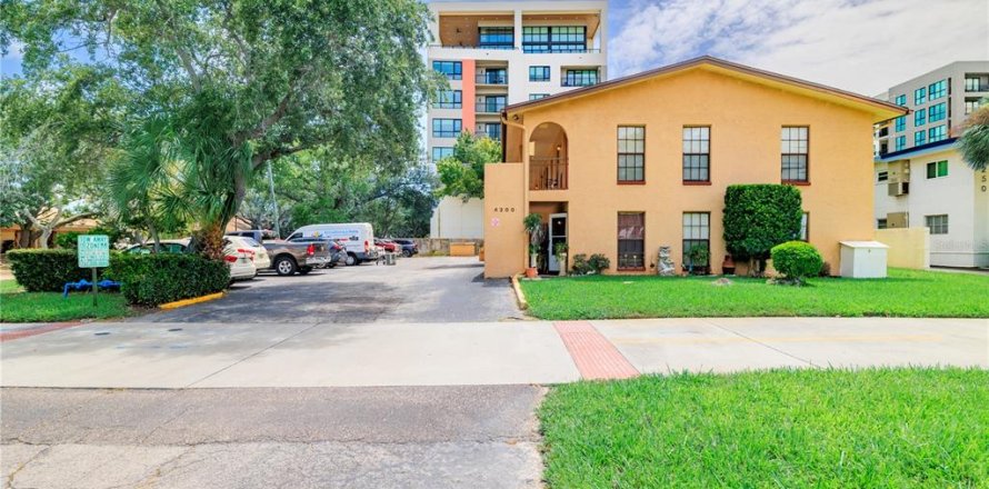 Commercial property in Saint Petersburg, Florida 12 bedrooms, 508.92 sq.m. № 2318862
