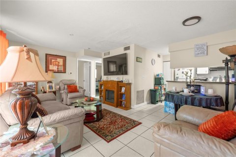 Commercial property in Saint Petersburg, Florida 12 bedrooms, 508.92 sq.m. № 2318862 - photo 25