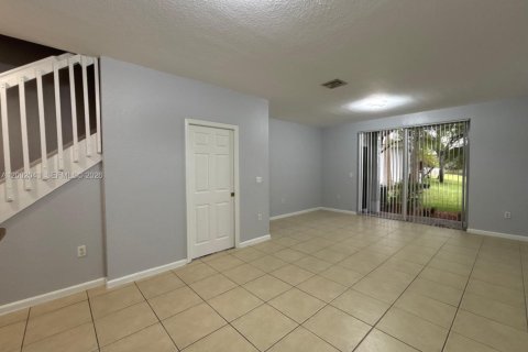 Villa ou maison à louer à Miramar, Floride: 2 chambres, 98.1 m2 № 2170298 - photo 3