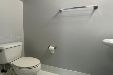 Villa ou maison à louer à Miramar, Floride: 2 chambres, 98.1 m2 № 2170298 - photo 11