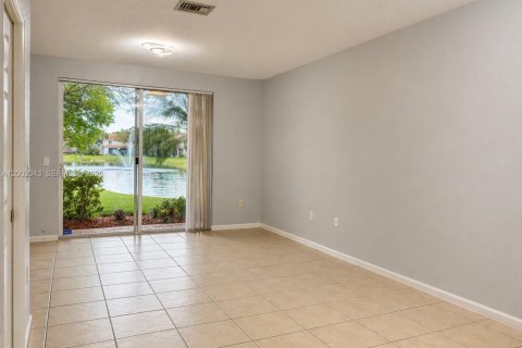 Villa ou maison à louer à Miramar, Floride: 2 chambres, 98.1 m2 № 2170298 - photo 2