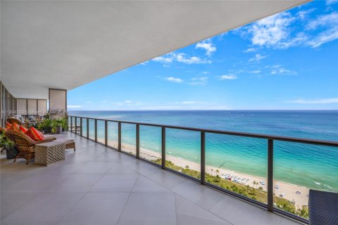 Condominio en venta en Bal Harbour, Florida, 6 dormitorios, 636.19 m2 № 1956521 - foto 1