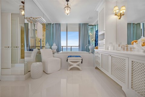 Condominio en venta en Bal Harbour, Florida, 6 dormitorios, 636.19 m2 № 1956521 - foto 2