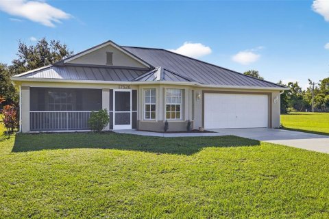 House in Punta Gorda, Florida 2 bedrooms, 122.72 sq.m. № 1843597 - photo 2