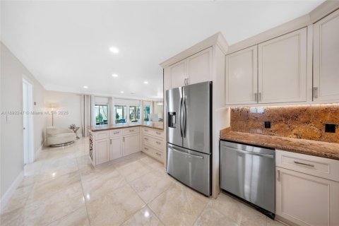 House in Fort Lauderdale, Florida 3 bedrooms, 138.33 sq.m. № 1944230 - photo 19