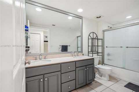 Купить кондоминиум в Майами, Флорида 2 спальни, 110.46м2, № 2056487 - фото 13