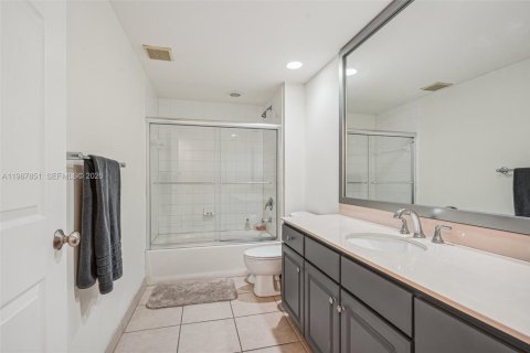 Купить кондоминиум в Майами, Флорида 2 спальни, 110.46м2, № 2056487 - фото 12