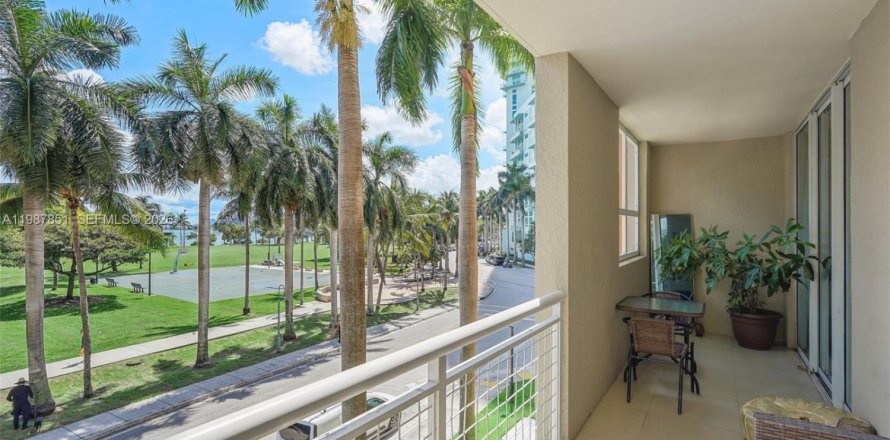 Кондоминиум с 2 спальнями в Майами, Флорида № 2056487