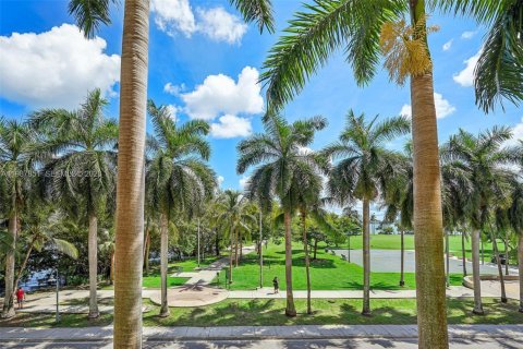 Купить кондоминиум в Майами, Флорида 2 спальни, 110.46м2, № 2056487 - фото 15