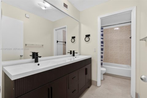 Townhouse in West Palm Beach, Florida 2 bedrooms, 118.64 sq.m. № 2040856 - photo 27