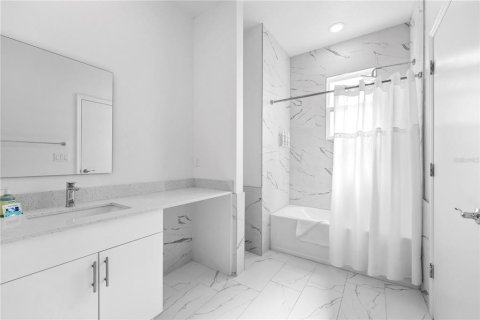 Adosado en venta en Davenport, Florida, 6 dormitorios, 245.63 m2 № 2126296 - foto 8