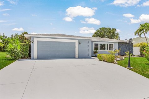House in Cape Coral, Florida 4 bedrooms, 164.72 sq.m. № 2133557