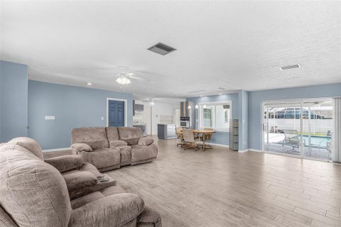 Casa en venta en Cape Coral, Florida, 4 dormitorios, 164.72 m2 № 2133557 - foto 5