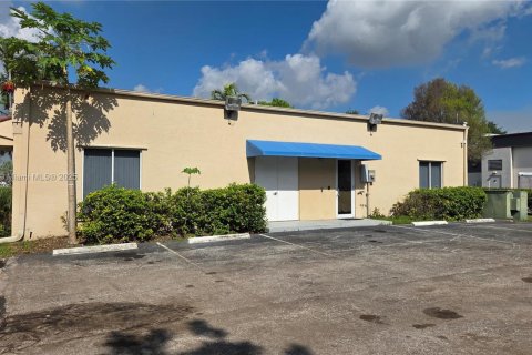 Propiedad comercial en venta en Pompano Beach, Florida № 1893098 - foto 2