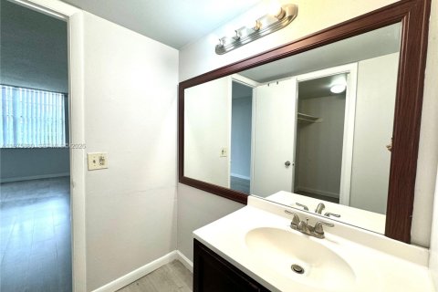 Купить кондоминиум в Майами, Флорида 1 спальня, 76.74м2, № 2057480 - фото 15