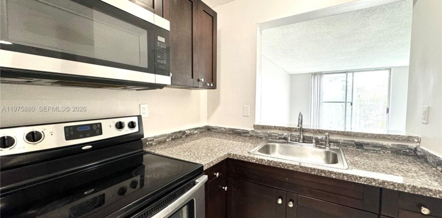 Кондоминиум с 1 спальней в Майами, Флорида № 2057480