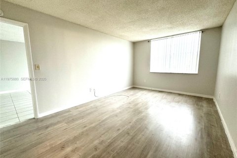 Купить кондоминиум в Майами, Флорида 1 спальня, 76.74м2, № 2057480 - фото 11