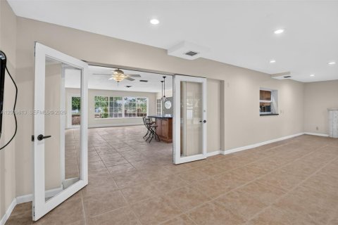 House in Hollywood, Florida 3 bedrooms, 208.47 sq.m. № 2244232 - photo 22