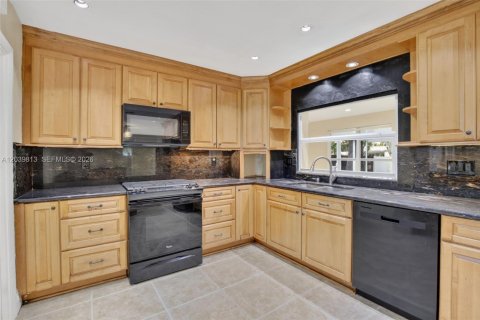 House in Hollywood, Florida 3 bedrooms, 208.47 sq.m. № 2244232 - photo 17