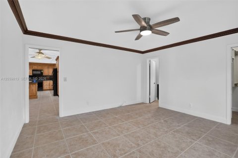 House in Hollywood, Florida 3 bedrooms, 208.47 sq.m. № 2244232 - photo 26
