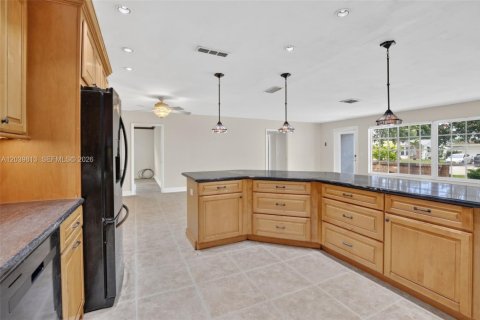 House in Hollywood, Florida 3 bedrooms, 208.47 sq.m. № 2244232 - photo 16