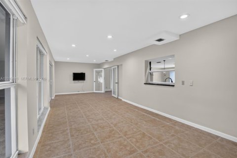 House in Hollywood, Florida 3 bedrooms, 208.47 sq.m. № 2244232 - photo 25