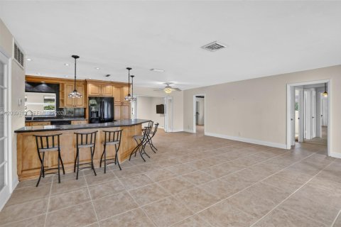 House in Hollywood, Florida 3 bedrooms, 208.47 sq.m. № 2244232 - photo 11