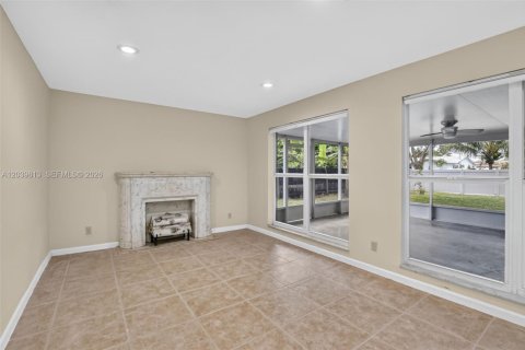 House in Hollywood, Florida 3 bedrooms, 208.47 sq.m. № 2244232 - photo 24