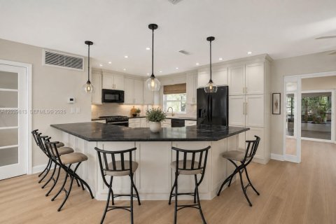 House in Hollywood, Florida 3 bedrooms, 208.47 sq.m. № 2244232 - photo 4