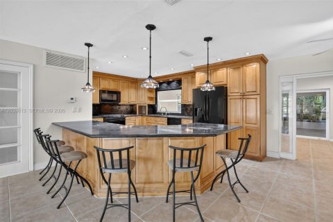 House in Hollywood, Florida 3 bedrooms, 208.47 sq.m. № 2244232 - photo 15
